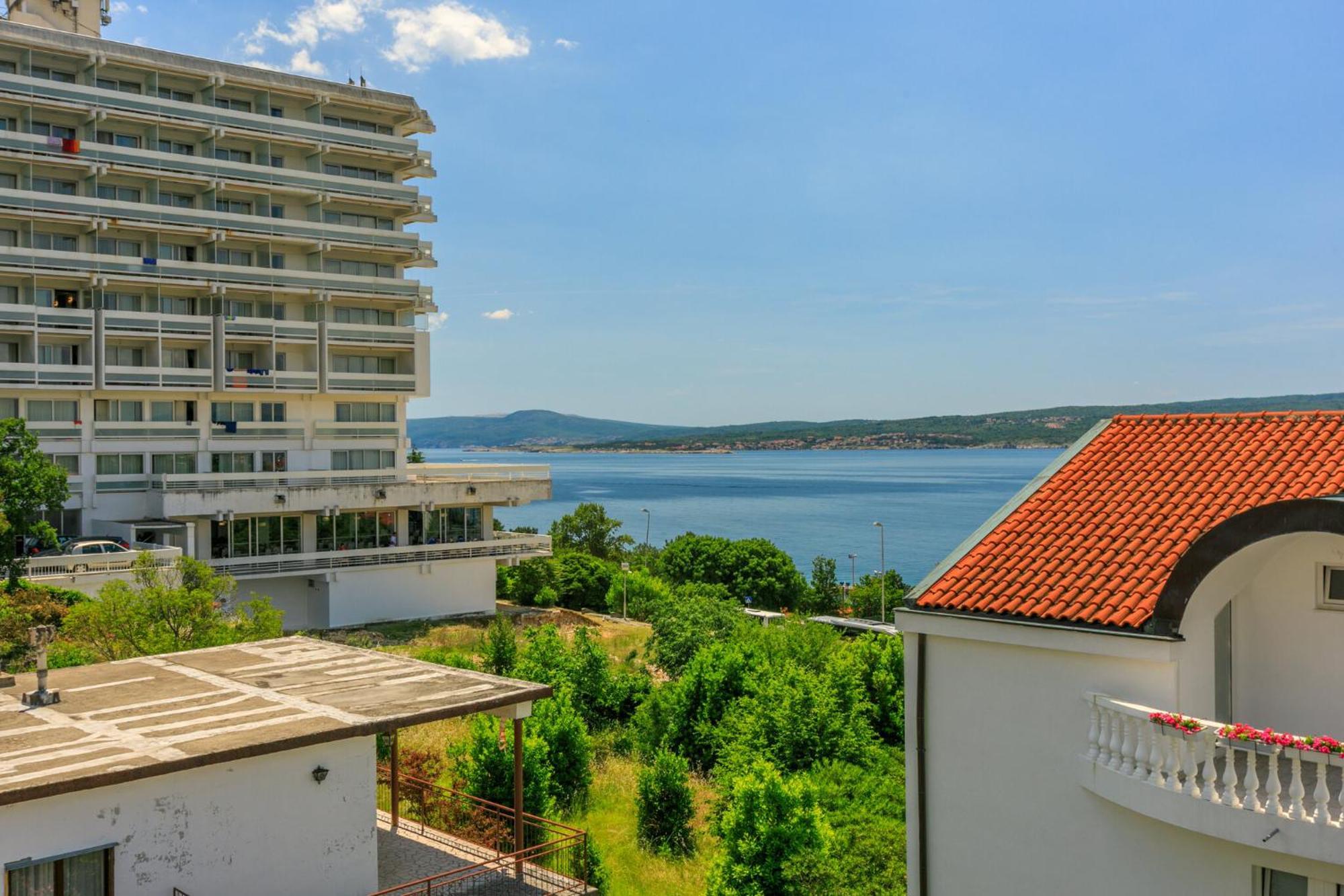 Podvezanec Apartment Dramalj Exterior photo