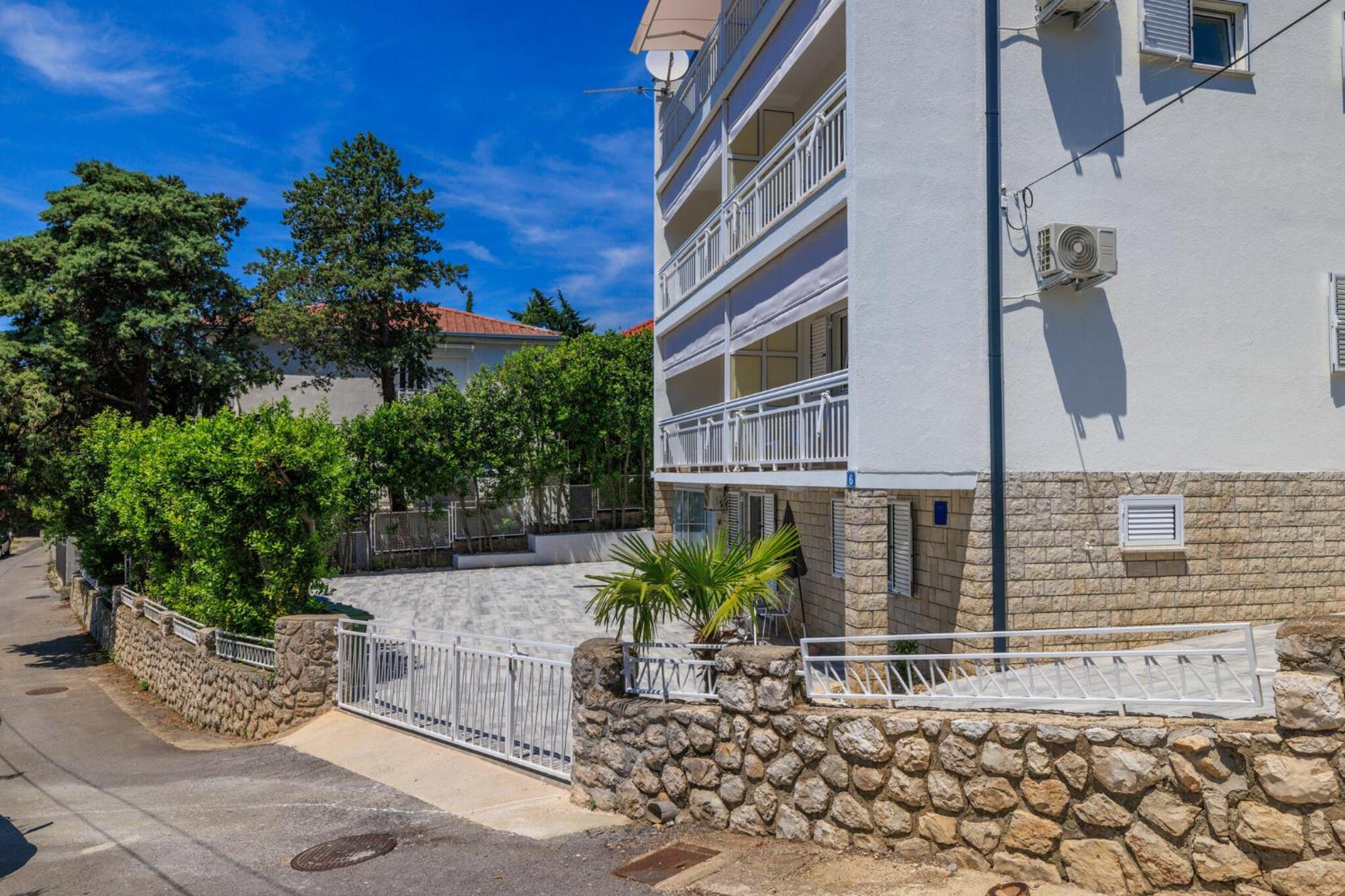 Podvezanec Apartment Dramalj Exterior photo